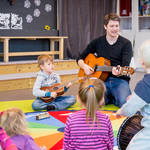 Link til Barnehagelæreren bruker musikk i barnehagen